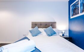 2 Bed Apartment With Balcony Private Parking Near Etihad Stadium, Coop Live